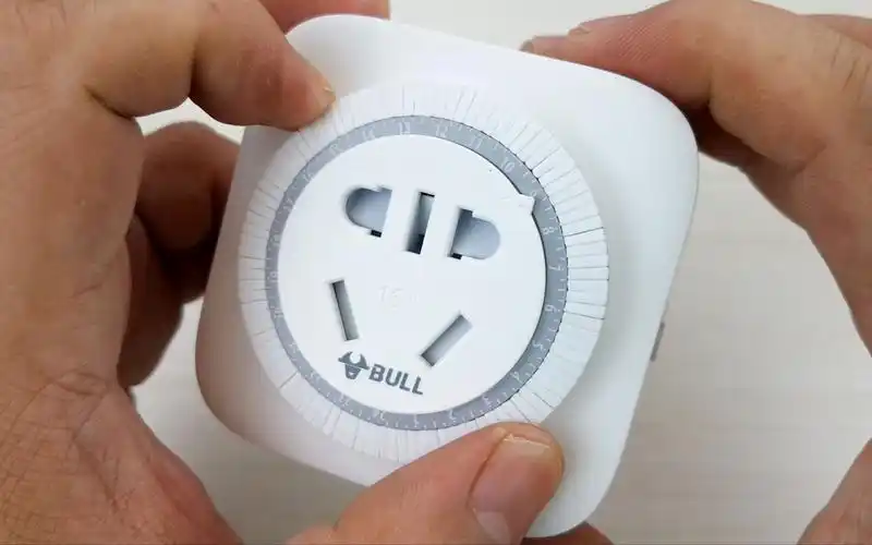 拆解公牛纯机械定时插座,巧妙的用220v交流电的固定频率来计时