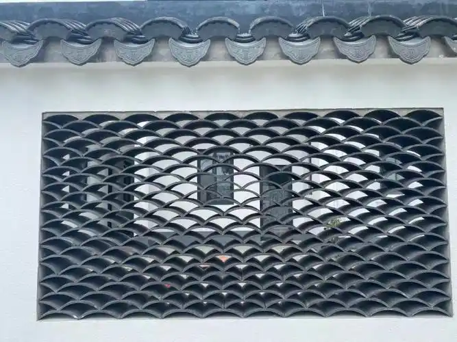 普通民房围墙的花窗,镶嵌了瓦片做造型;两座新建桥梁中,就有一座是用