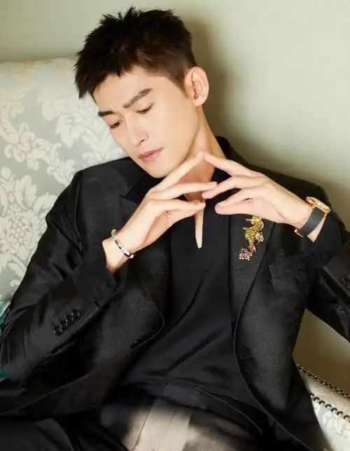 张翰绅士打扮太绝轻松秀出霸总气概真不愧是郑爽最帅前任