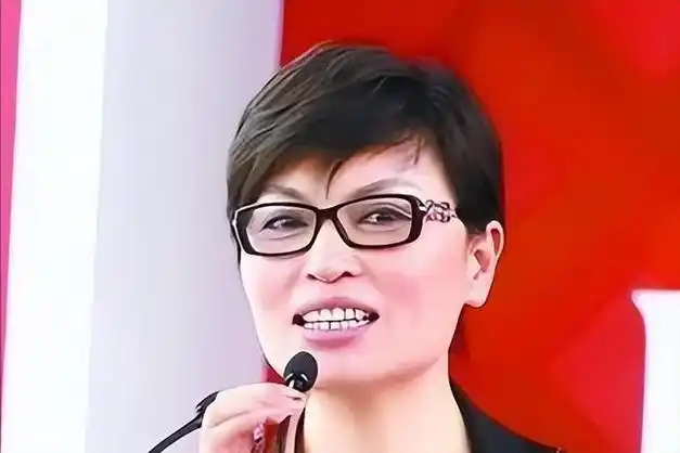 央视最资深主持人李瑞英,工作28年零失误,儿子坠楼后只说几个字