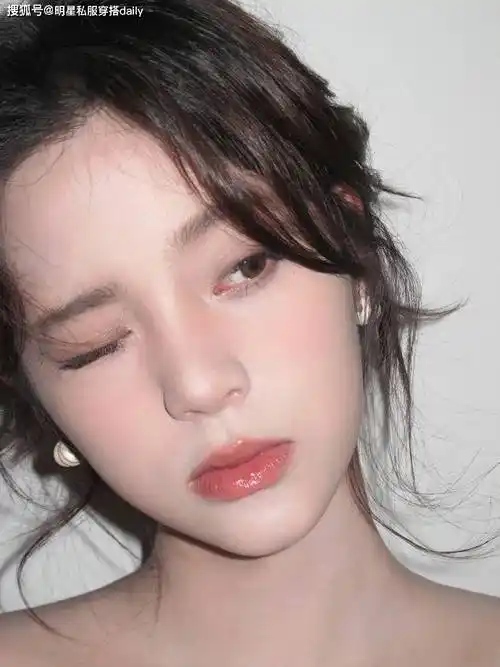 高欲颜值 极致身材 欧阳娜娜怼脸照和全身照让人惊艳她的穿搭品味