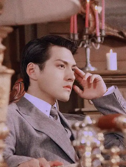 严屹宽白发#好伟大的一张建模脸剑眉星目,邪魅狂狷……真的是看一次