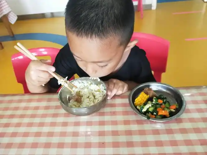 今天小朋友在幼儿园用筷子吃饭啦～棒棒哒