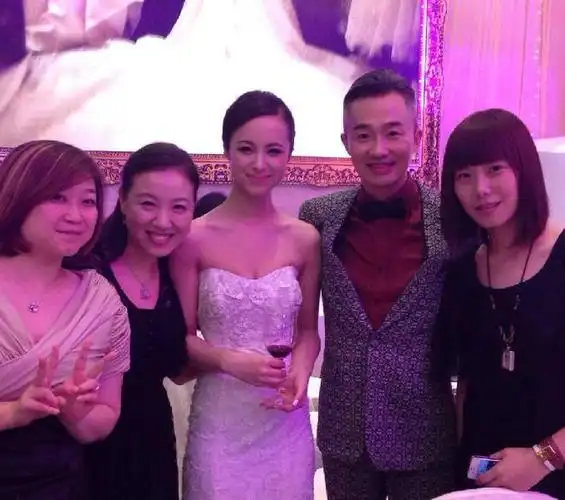 很多观众透过电视机发现程雷的头发都白了,可即便如此,王萌萌依旧对