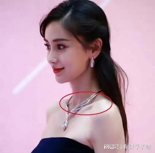 杨颖浑身上下,都找不出一点赘肉,特别是锁骨窝,更是深陷进去.