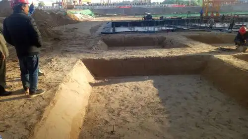 土方倒运到临建 风雨操场钢筋绑扎,模板支护,及钢管安装 基坑西侧独立