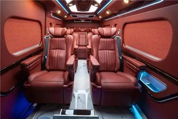 丰田海狮hiace车厢规划宽阔,中心走道将乘客座椅离隔,更方便乘坐及进