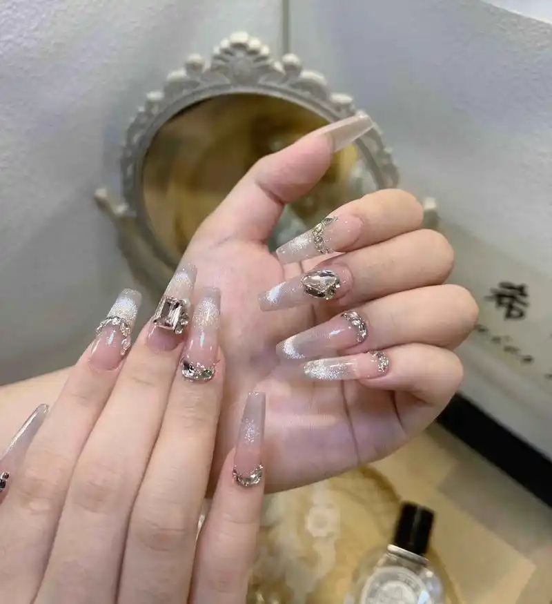 猫眼贴钻美甲  想要让指甲看起来闪闪发亮,那你可以尝试这款美甲!