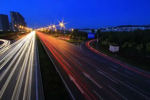 环湾大道夜景车轨