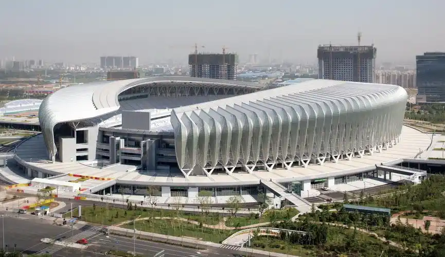 济南奥林匹克体育中心项目总建筑面积约32万平方米,主要包括6万人的