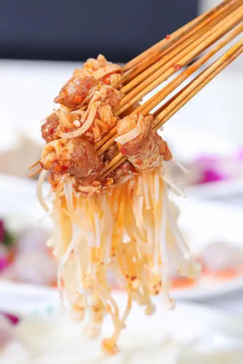 金针菇五花肉这个和青椒牛肉一样不宜过长久煮,待牛肉煮熟就可以了,不