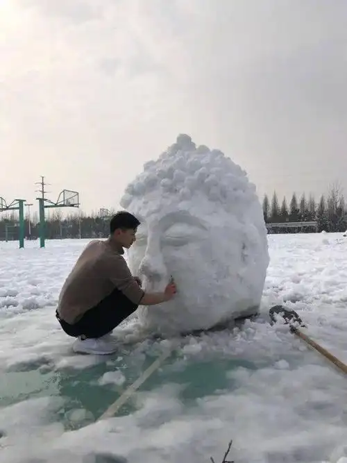 大学里都是这样堆雪人的