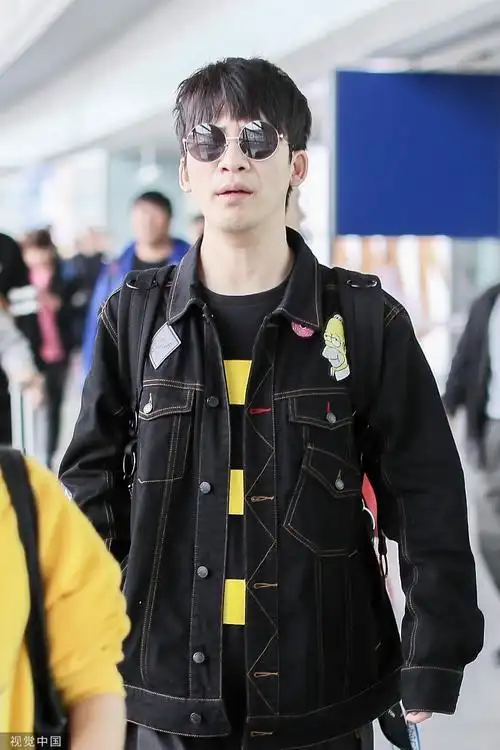 大张伟穿"辛普森一家"外套童心未泯 酷帅超个性