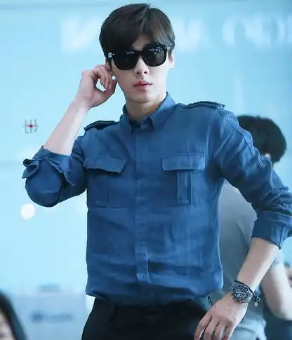 【图】网友好奇李易峰女助理是谁 李易峰为其拎行李变暖男