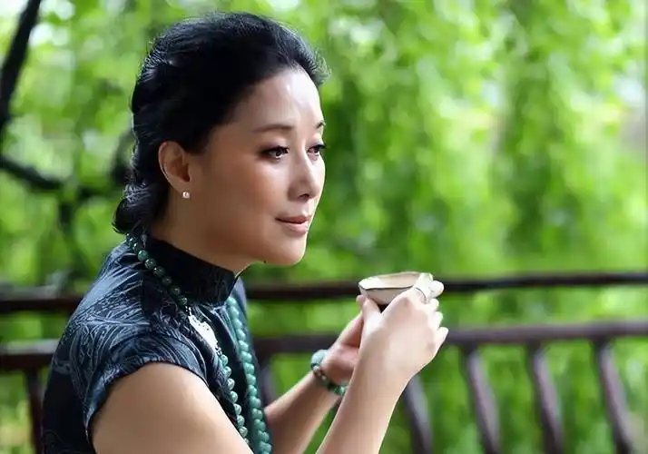 越剧第一女小生茅威涛,有一个宠爱她的老公,还有一个可爱的女儿