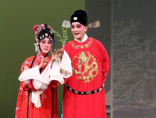 《紫钗记》:权势尽看轻,只知爱情重