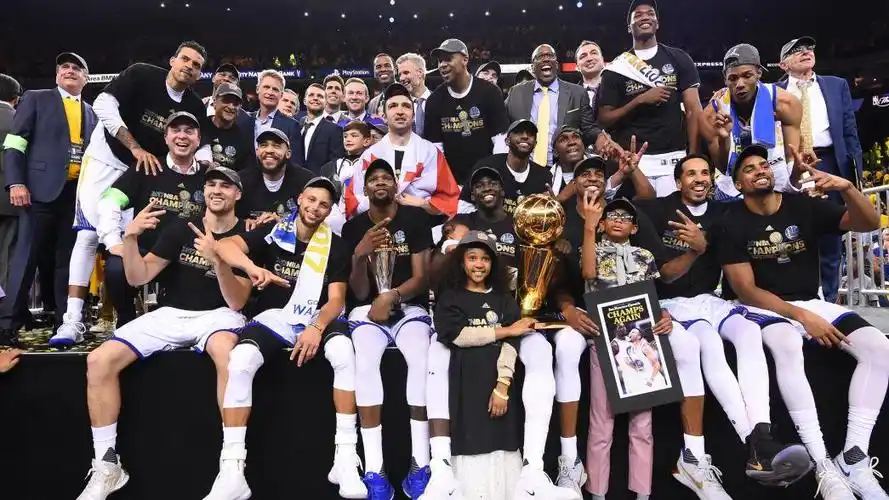 附:勇士死亡五小视频"死亡五小"的战术核心就是进攻端要球员需要不停