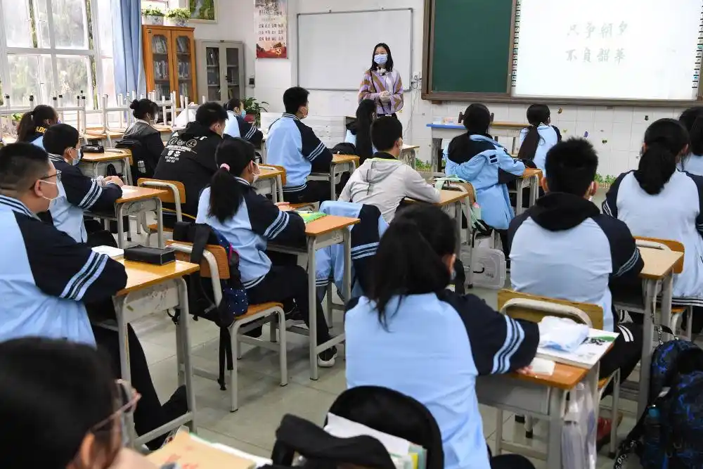 4月7日,南宁市第二中学初三年级学生在教室里上课.