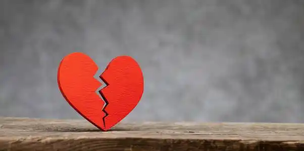 心碎了.心碎,感情破裂.灰色背景.照片