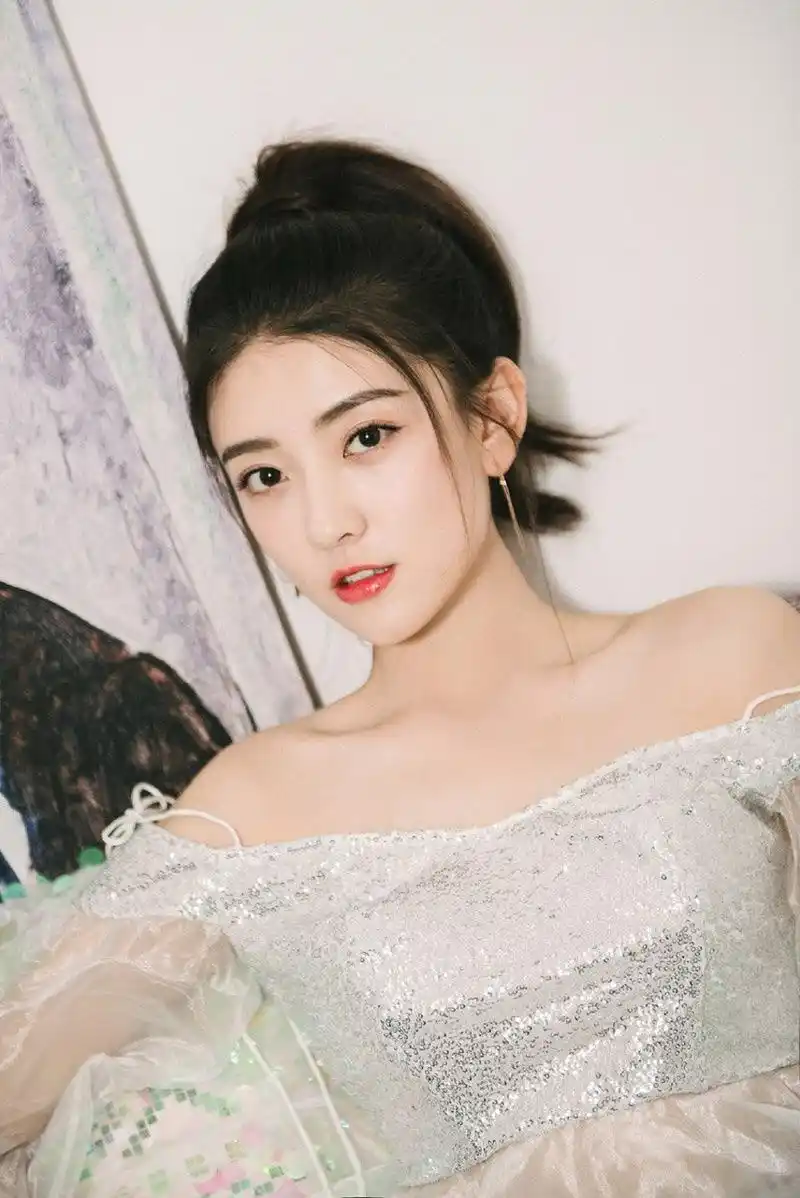 甜美靓丽:演员梁洁