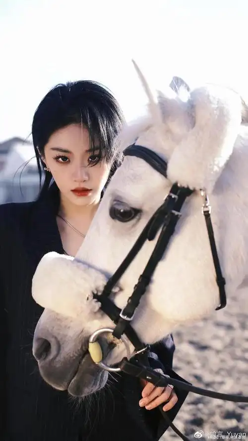 冷脸御姐喻言狼尾头发型配烟熏妆限定皮肤骑白马写真大片惊艳