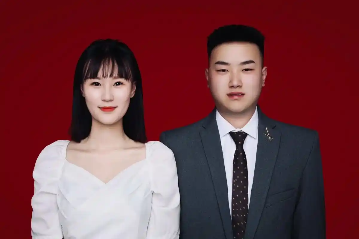 约定好以后每周年都会拍一组红底照片,#结婚证件照 拍到老去 - 抖音