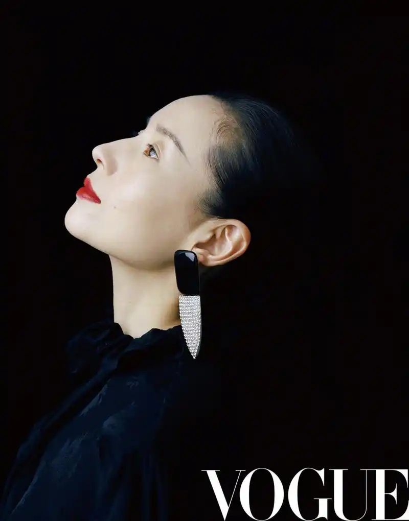 组图:董洁完美侧颜黑发红唇拍大片 内敛沉静岁月静好