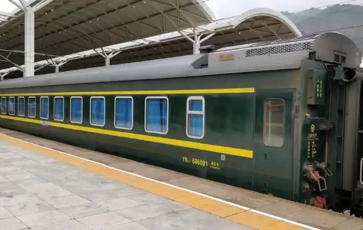 1z字开头的火车全称是直达特别快速旅客列车,简称为直特,而字母z就是"