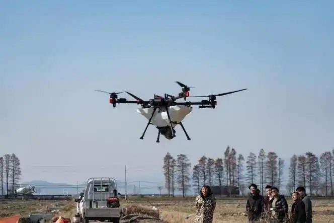 农户使用农业无人机作业(央广网发 陈嘉卫 摄)