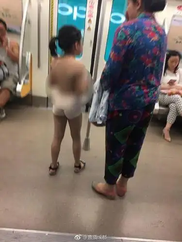 孙女当孙子养奶奶带着7岁孙女光膀子搭地铁