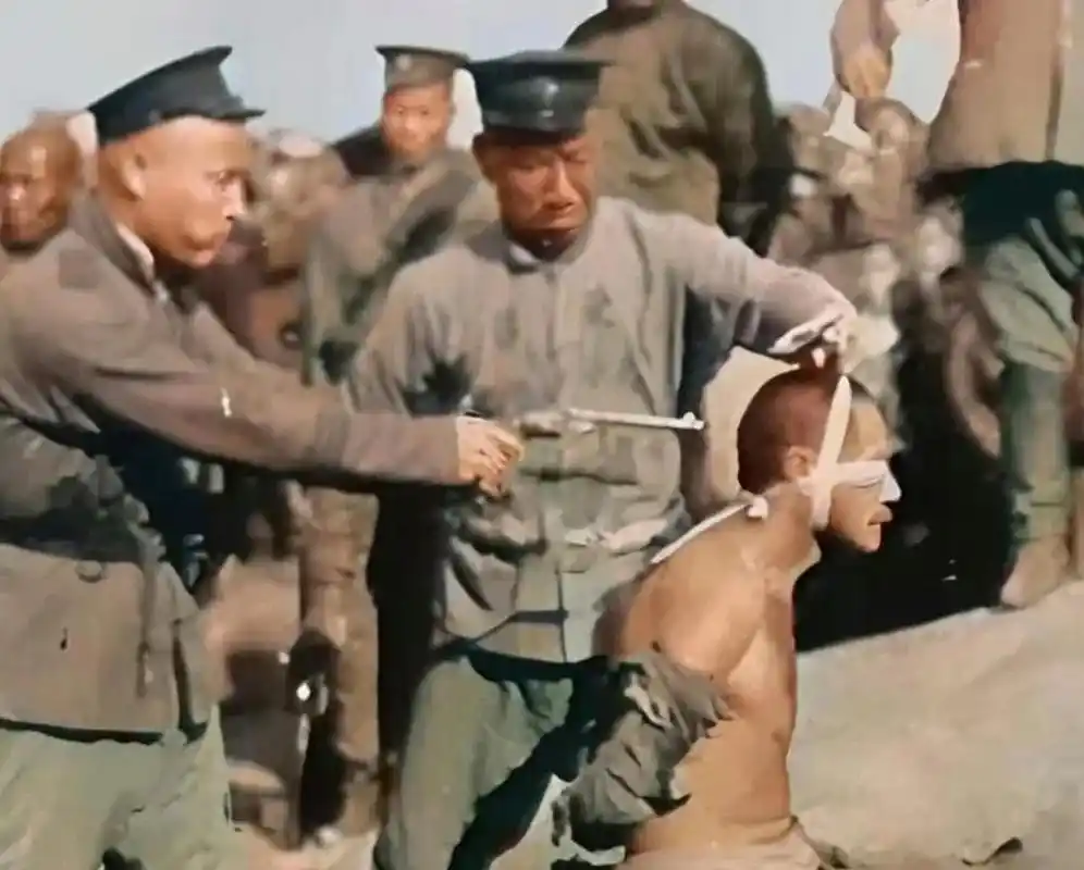 1920年民国时期,真实的枪决现场,三个人的表情都很微妙
