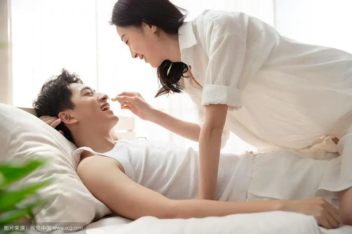 床上亲密的年轻情侣