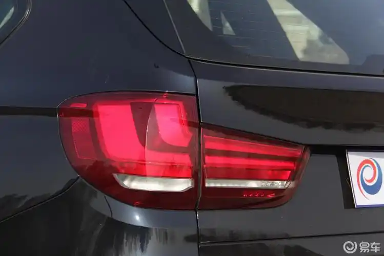 【宝马x52014款xdirve50i m运动型尾灯侧45度俯拍汽车图片-汽车图片