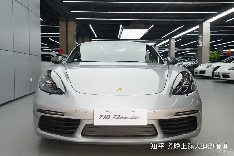 boxster:boxster是由boxer engine(水平对置发动机)和roadsrer(敞篷