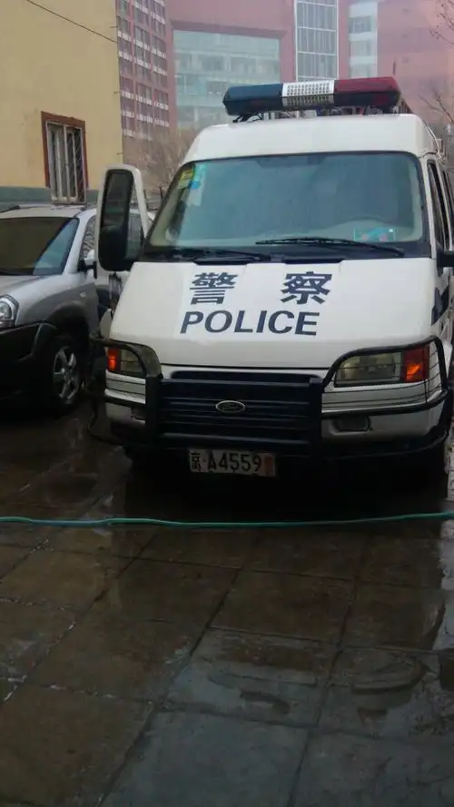 特警执勤所乘坐的黑色面包车比民用的面包车速度快多少?