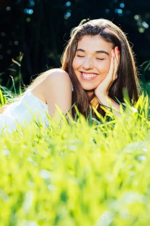 幸福的女人躺在草地上