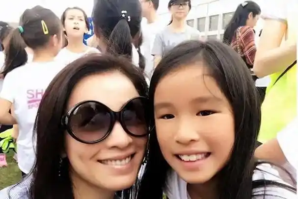 然而他们却不承想,娇艳美丽的妻子竟然会生下一个缩小版的自己.