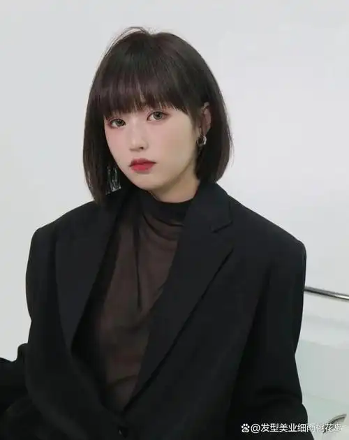 不需要太长,刘海可以剪短一些,然后短发的长度在下巴左右的位置比较好