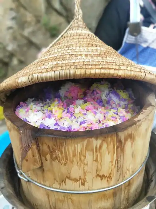 布依族的"五色花米饭"
