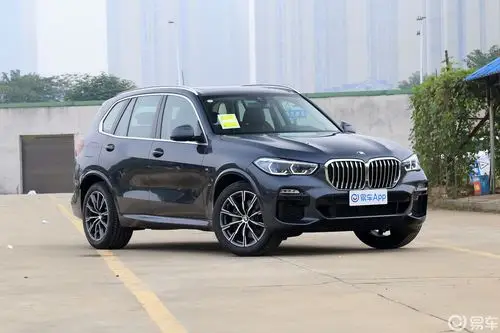 【宝马x52021款xdrive40i m运动套装侧前45度车头向右水平汽车图片