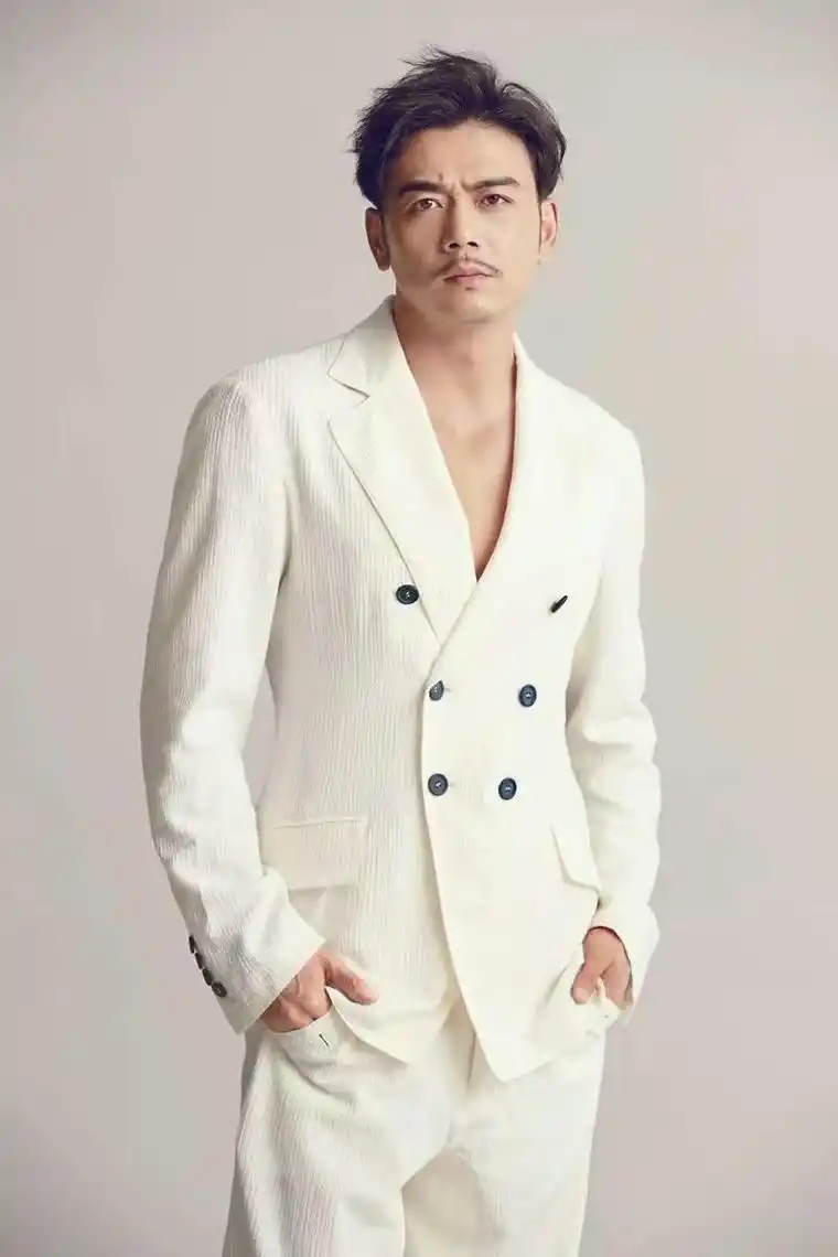 杨烁面临婚姻危机,愿净身出户求和平 演员杨烁的婚姻生活曾经充满幸福