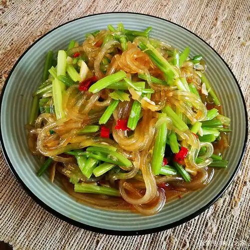 营养丰富的芹菜炒粉,让你在享受美食的同时,也能够补充营养