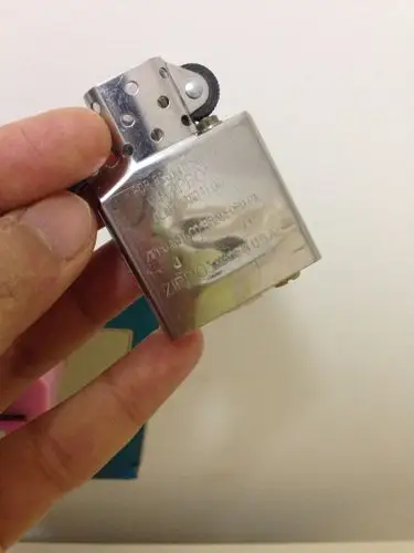 zippo打火机内胆这个我根据网上的图片对比感觉是真的.你们认为呢.