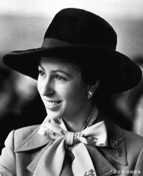 安妮公主年轻时的颜值其实也很高,这张照片足以见证她当年的美貌.
