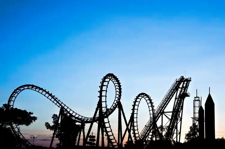 夕阳下游乐场过山车轨道弯曲轨道起伏轨道