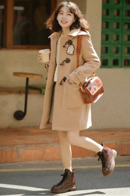 今年秋冬流行"马丁靴",搭配牛仔裤,半身裙都很美,小个子必入