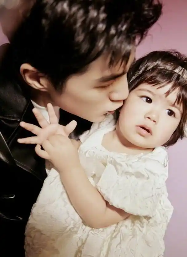 姜潮和麦迪娜的颜值在娱乐圈都能排在第一梯队,两人的儿子秀发浓密