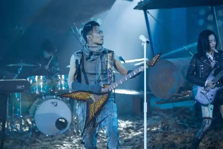 谢霆锋锋狂摇滚演唱会携四乐队共同燃炸超现场附全场回顾视频