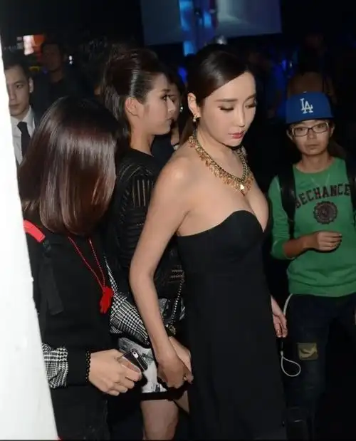 太诱惑!杜若溪挤胸秀傲人上围