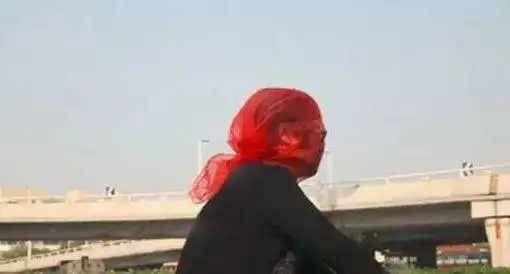 天津大妈头上的纱巾沙尘暴也吹不进去